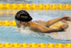 女子１００メートルバタフライを大会新記録で制した西村麻亜