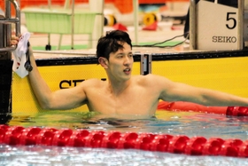 男子５０メートル自由形を２２秒０４の大会新記録で制した坂井孝士郎