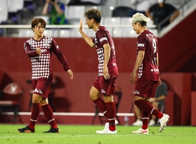 神戸-鈴鹿ポイントゲッターズ　前半、先制点を決めて喜ぶ神戸・田中（中央）＝ノエビアスタジアム神戸（撮影・鈴木雅之）