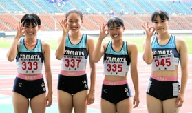 女子４００メートルリレーで優勝した山手の（左から）藤本、ソープ、岩田、香西