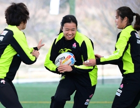 女子７人制ラグビーの日本代表候補合宿で体を動かす弘津悠（中央）＝２０２０年２月、和歌山県上富田町