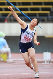 女子やり投げ決勝　４５メートル５４で初優勝を飾った川西北陵の釜本ありす（撮影・吉田敦史）