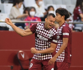 神戸-横浜ＦＣ　前半２６分、先制ゴールを決め、雄たけびを上げる神戸のＦＷドウグラス＝ノエビアスタジアム神戸（撮影・吉田敦史）