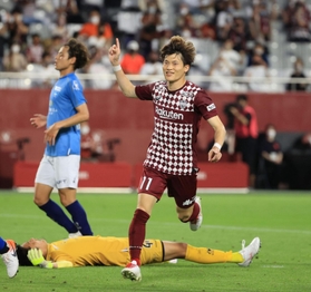 神戸-横浜ＦＣ　後半１７分、ハットトリックを決めて駆けだす神戸のＦＷ古橋享梧＝ノエビアスタジアム神戸（撮影・吉田敦史）