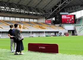 ワクチン接種後、ピッチを見学する神戸市民ら＝２２日、ノエビアスタジアム神戸