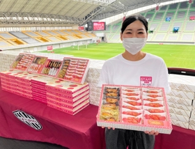 Ｊ１神戸のスポンサーから差し入れられた焼き菓子を手にする看護師の女性＝２２日、ノエビアスタジアム神戸