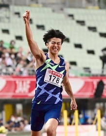 男子１００メートル決勝　初優勝で東京五輪代表入りを決め、右手を掲げて喜ぶ多田修平（撮影・中西幸大）