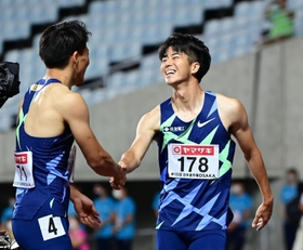 男子１００メートルで初優勝し、ともに東京五輪代表に決まった３位の山県亮太（左）と健闘をたたえ合う多田修平（撮影・中西幸大）＝２５日夜、大阪市のヤンマースタジアム長居（撮影・中西幸大）