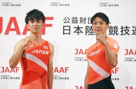 陸上男子１００メートルで東京五輪代表に決まり、ポーズをとる多田修平（左）と山県亮太＝２８日、大阪市内のホテル（代表撮影）
