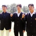 ゴルフの県アマチュア選手権少年男子で優勝した黒田裕稀（中央）、２位の関本琉志（右）、３位の船岡誠志郎（左）＝小野ゴルフ倶楽部