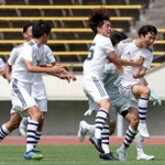 サッカー男子決勝・報徳-関学　試合終了間際、決勝点を決めてチームメートに祝福される関学のＤＦ紀伊野敬大（右）＝神戸市須磨区緑台、ユニバー記念競技場（撮影・長嶺麻子）