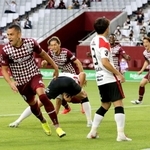 神戸－浦和　前半、先制点を決めて喜ぶ神戸のＦＷドウグラス（左）＝ノエビアスタジアム神戸（撮影・小林良多）