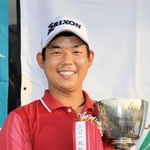 プロ・研修生の部で初優勝し、表彰式で笑顔を見せる田村光正