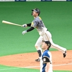 ７回阪神２死、右越えに４号ソロを放つ近本。投手宮西＝札幌ドーム（撮影・飯室逸平）