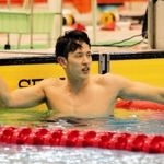 男子５０メートル自由形を２２秒０４の大会新記録で制した坂井孝士郎