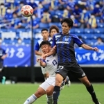 Ｇ大阪-関学大　前半、懸命に競り合う関学大のＦＷ山田剛綺（１３）＝パナソニックスタジアム吹田（撮影・吉田敦史）