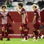 神戸-鈴鹿ポイントゲッターズ　前半、先制点を決めて喜ぶ神戸・田中（中央）＝ノエビアスタジアム神戸（撮影・鈴木雅之）