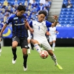 Ｇ大阪-関学大　前半、懸命に食らいつく関学大のＦＷ山見大登（７）＝パナソニックスタジアム吹田（撮影・吉田敦史）