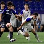 Ｇ大阪-関学大　後半、懸命に食らいつく関学大イレブン＝パナソニックスタジアム吹田（撮影・吉田敦史）