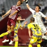 神戸-鈴鹿ポイントゲッターズ　前半、ゴール前で競り合う神戸・田中（左）＝ノエビアスタジアム神戸（撮影・鈴木雅之）