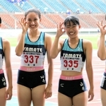 女子４００メートルリレーで優勝した山手の（左から）藤本、ソープ、岩田、香西