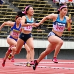 女子４００メートルリレー決勝　山手の３走岩田（３３５）からバトンを受け駆け出すアンカー香西（３４５）