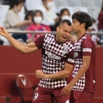 神戸-横浜ＦＣ　前半２６分、先制ゴールを決め、雄たけびを上げる神戸のＦＷドウグラス＝ノエビアスタジアム神戸（撮影・吉田敦史）
