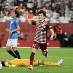 神戸-横浜ＦＣ　後半１７分、ハットトリックを決めて駆けだす神戸のＦＷ古橋享梧＝ノエビアスタジアム神戸（撮影・吉田敦史）
