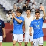 試合終了後、神戸サポーターにあいさつして回る横浜ＦＣの（左から）伊野波雅彦、渡辺千真、高橋秀人、小川慶治朗＝ノエビアスタジアム神戸（撮影・吉田敦史）