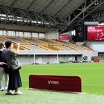 ワクチン接種後、ピッチを見学する神戸市民ら＝２２日、ノエビアスタジアム神戸
