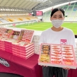 Ｊ１神戸のスポンサーから差し入れられた焼き菓子を手にする看護師の女性＝２２日、ノエビアスタジアム神戸