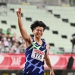 男子１００メートル決勝　初優勝で東京五輪代表入りを決め、右手を掲げて喜ぶ多田修平（撮影・中西幸大）