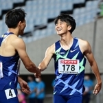 男子１００メートルで初優勝し、ともに東京五輪代表に決まった３位の山県亮太（左）と健闘をたたえ合う多田修平（撮影・中西幸大）＝２５日夜、大阪市のヤンマースタジアム長居（撮影・中西幸大）
