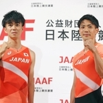 陸上男子１００メートルで東京五輪代表に決まり、ポーズをとる多田修平（左）と山県亮太＝２８日、大阪市内のホテル（代表撮影）