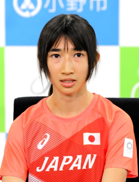 陸上２種目で東京五輪日本代表に内定し、会見する田中希実＝小野市役所（同市提供）