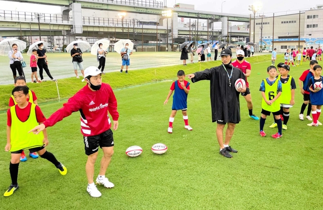 神戸製鋼のＳＨ徳田健太（左から３人目）や森田恭平アシスタントコーチ（同５人目）が指導したアカデミー体験会＝神戸市東灘区、神鋼灘浜グラウンド