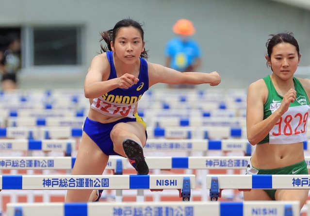 女子１００メートル障害決勝　１３秒６０の兵庫高校新記録で優勝した園田高の吉田江梨花（左）＝ユニバー記念競技場（撮影・吉田敦史）