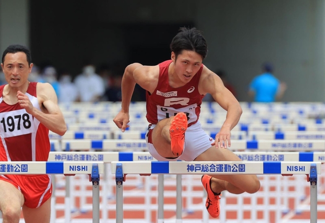 男子１１０メートル障害決勝　１３秒７３の大会新記録で優勝した立命館大の徳岡凌（右）＝ユニバー記念競技場（撮影・吉田敦史）