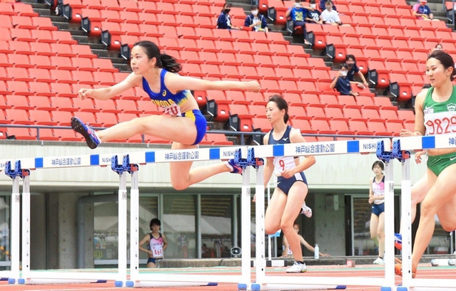 女子１００メートル障害決勝　１３秒６０の兵庫高校新記録で優勝した園田高の吉田江梨花（左）＝ユニバー記念競技場（撮影・吉田敦史）