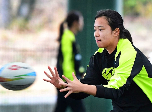 巧みにボールを扱うラグビー７人制女子の弘津悠＝２０２０年２月１４日、和歌山県、上富田スポーツセンター
