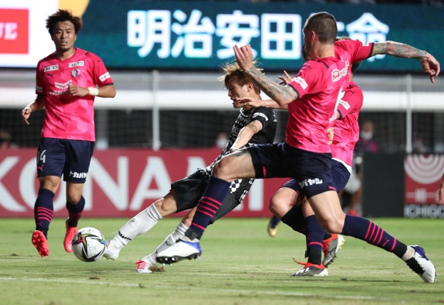 Ｃ大阪-神戸　前半、先制ゴールを決める神戸・古橋亨梧（左から２人目）＝大阪市東住吉区のヨドコウ桜スタジアム（撮影・辰巳直之）