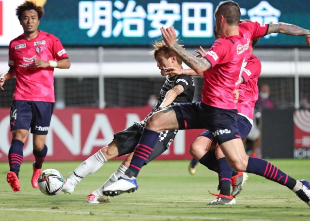 Ｃ大阪－神戸　前半、先制ゴールを決める神戸の古橋（左から２人目）＝撮影・辰巳直之