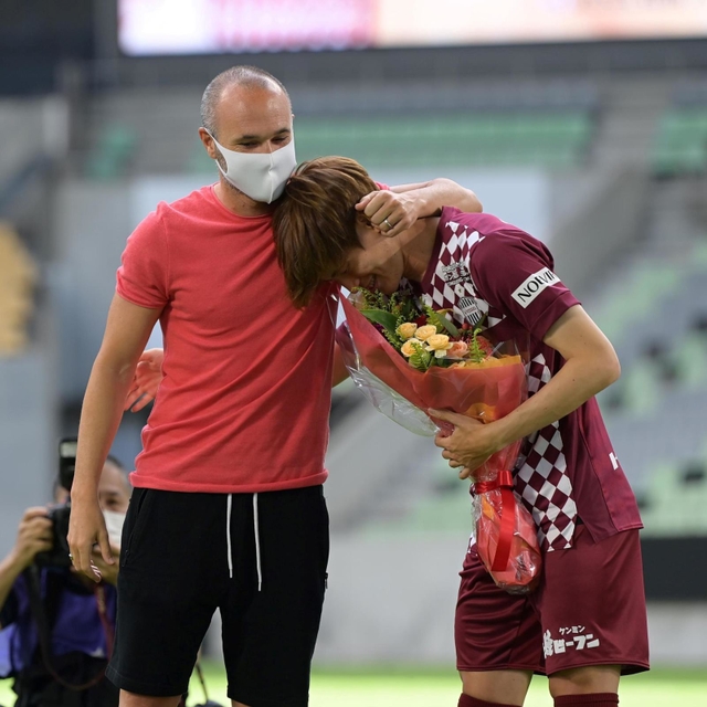 移籍壮行会でイニエスタ（左）から花束を手渡され送り出される古橋亨梧＝１８日午前、神戸市兵庫区御崎町１、ノエビアスタジアム神戸（撮影・秋山亮太）