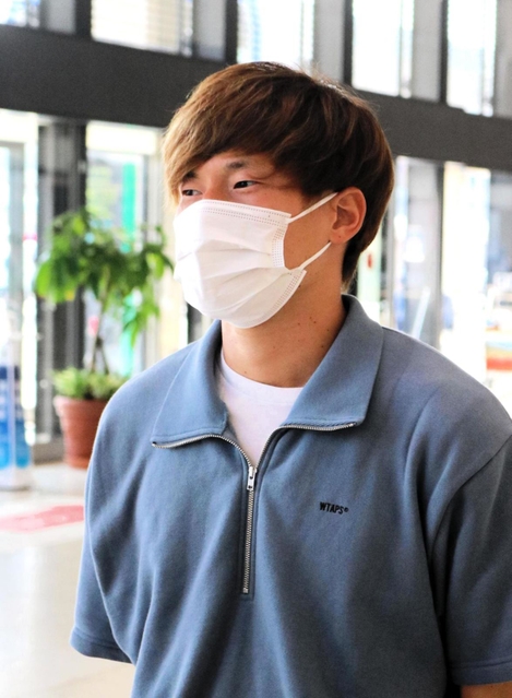 英国への出発前に取材に応じるＪ１神戸の日本代表ＦＷ古橋亨梧＝２０日午前、大阪空港