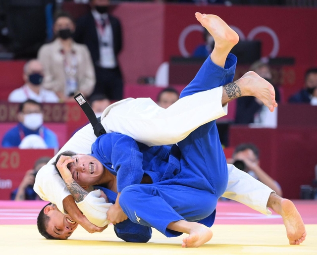 男子６６キロ級準決勝　一本勝ちで決勝進出を決めた阿部一二三（上）＝日本武道館（撮影・堀内翔）