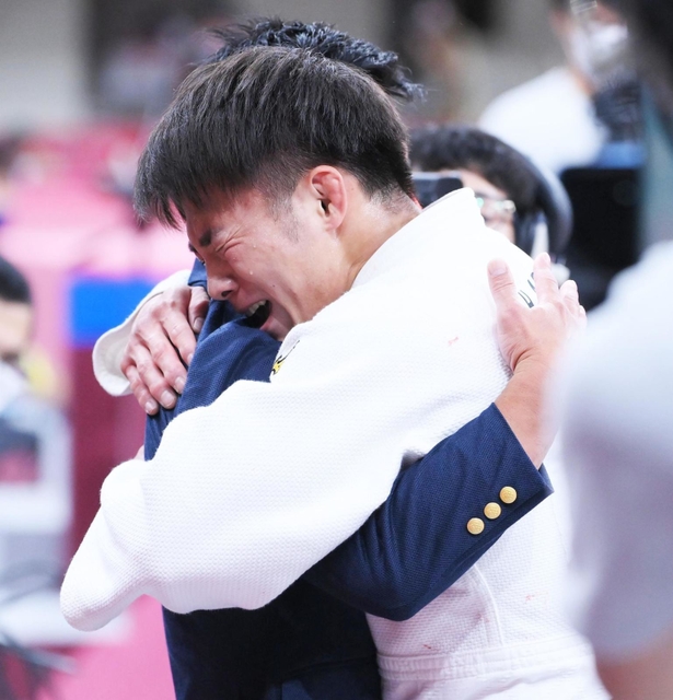 柔道男子６６キロ決勝　優勝を決めて喜ぶ阿部一二三＝日本武道館（撮影・堀内翔）