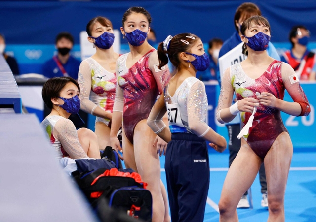 体操女子予選　すべての演技を終え電光掲示板で順位を確認する（左から）村上茉愛、杉原愛子、畠田瞳、芦川うらら、平岩優奈