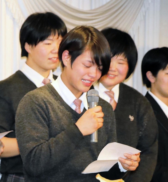 夙川高卒業式後の柔道部送別会で手紙を読みながら泣きだす阿部詩（中央）＝２０１９年３月、神戸市内