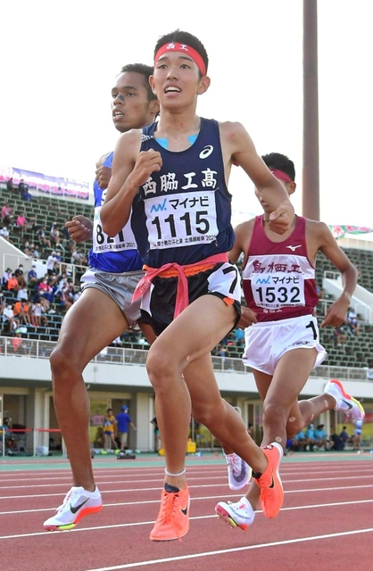 陸上男子１５００メートル決勝　３分４４秒８７の兵庫高校新記録で４位に入賞した西脇工の長嶋幸宝（１１１５）＝福井県営陸上競技場（撮影・秋山亮太）