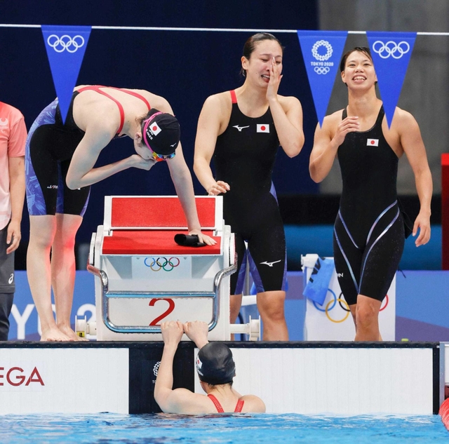 女子４００メートルメドレーリレー予選のレースを終えた（左から）池江璃花子、渡部香生子、小西杏奈。下は最終泳者の五十嵐千尋。決勝進出を決めた＝３０日、東京アクアティクスセンター